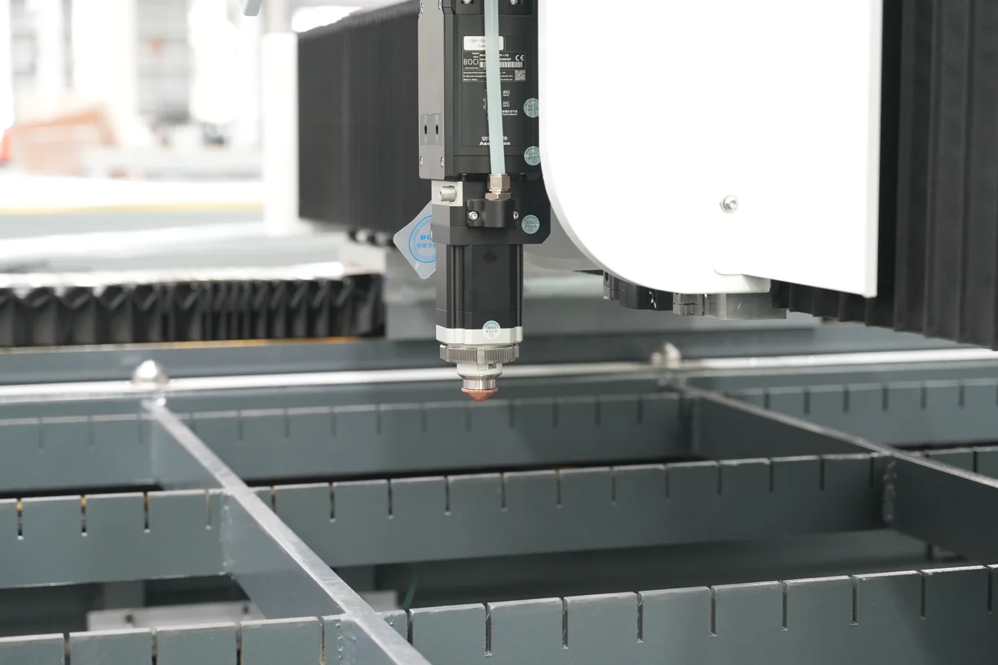 Kepala laser dan meja kerja mesin laser cutting